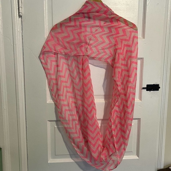 5/ $25 Pink White Chevron/Herringbone pattern Scarf - Picture 2 of 6